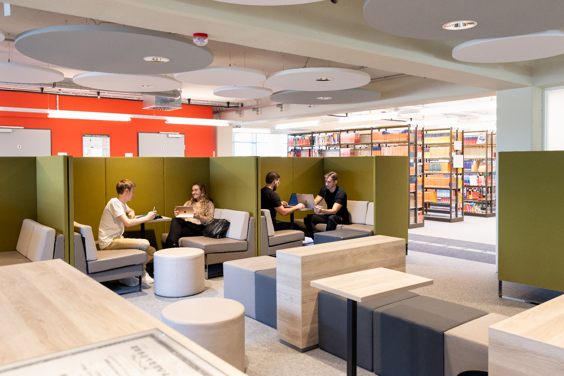 Studierende in einer Lern- und Bibliothekslandschaft der Universität zu Lübeck